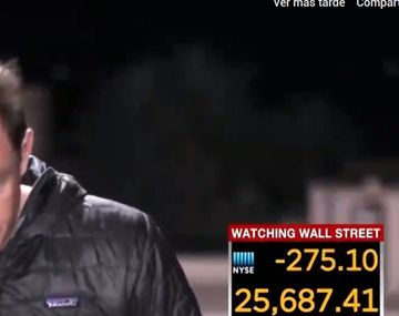 VIDEO: Un cronista fue sorprendido al aire mientras se arreglaba el pelo con su propia saliva