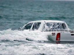 Se metió 200 metros mar adentro... ¡con una 4x4!