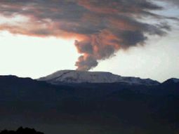 La erupción de un volcán despertó la alarma en Colombia