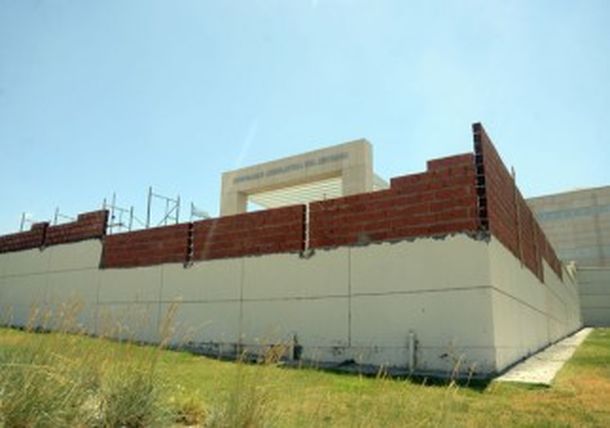Polémica por la construcción de un muro perimetral en la Legislatura neuquina