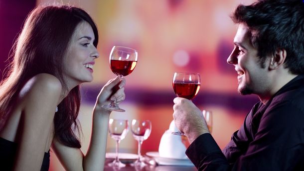 Lo dice la ciencia: las parejas que toman alcohol son más felices