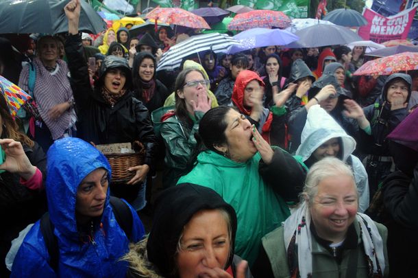 Marea verde y violeta: unas 200 mil mujeres coparon La Plata en un encuentro histórico