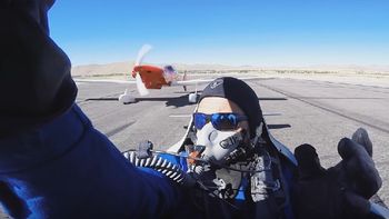 video: un piloto casi muere decapitado por el ala de una avioneta video: un piloto casi muere decapitado por el ala de una avioneta