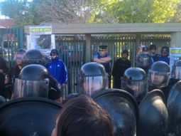 Violento desalojo en Neuquén: balearon a un diputado