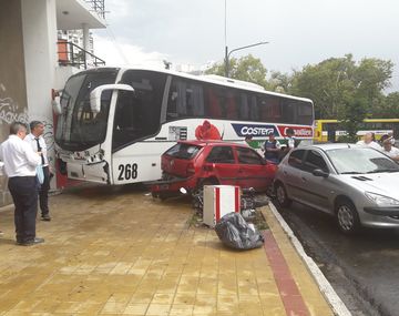 El conductor perdió el control de la unidad de Costera Metropolitana