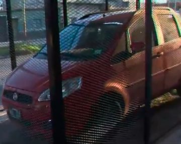 Así quedó al reja para poder estacionar su auto