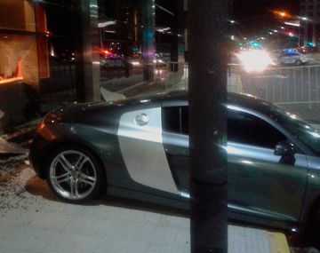 Así quedó el auto que se incrustó contra el Hilton 