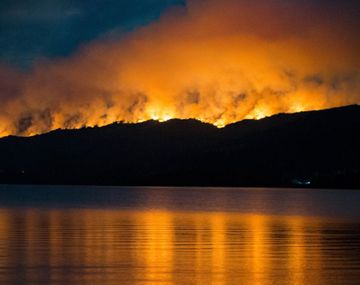 Avanza el incendio en el Parque Nacional Los Alerces hacia Esquel y hay evacuados en la zona del Río Percy