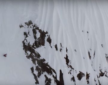 VIDEO: Ilesa de una terrible caída en plena montaña