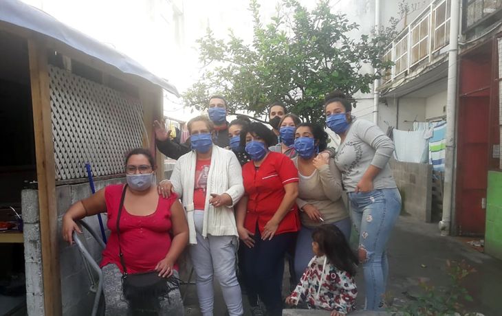 Familia solidaria: cocinan en el balcón de su casa y reparten comida para todos sus vecinos