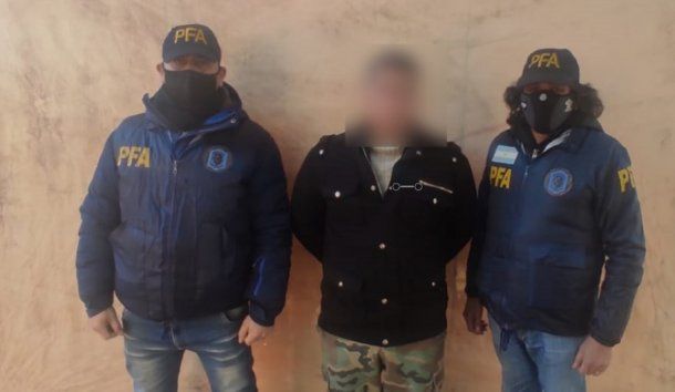 Detuvieron a un policía por robarle el celular a un automovilista que se había quedado dormido