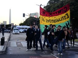 estudiantes marcharon contra la nueva secundaria y el centro fue un caos