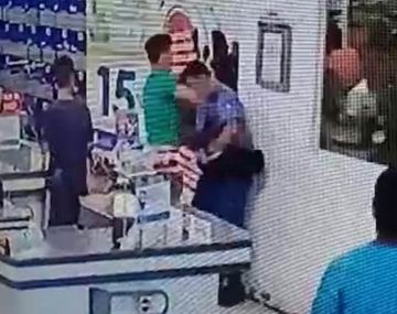 Se quiso ir sin pagar de un súper y noqueó a un policía