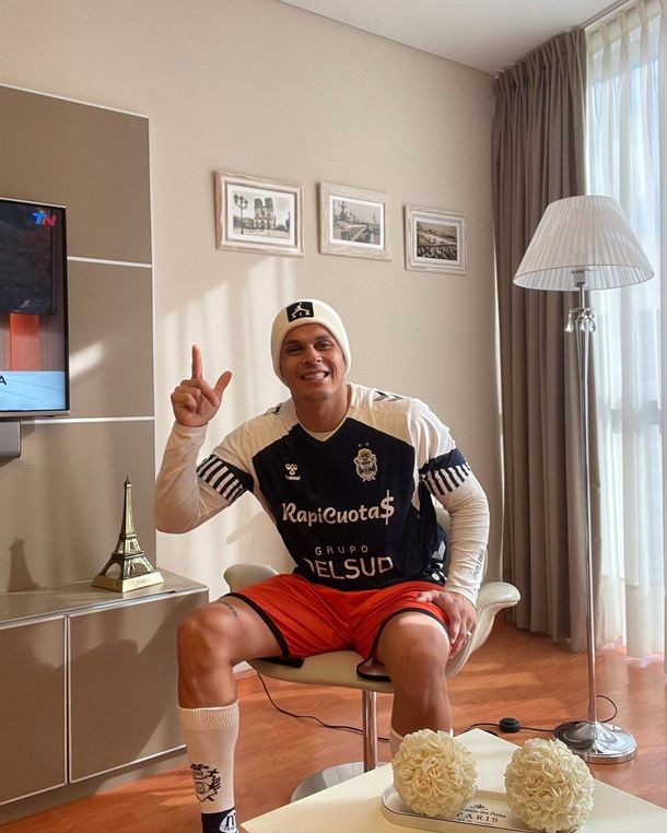 Un famoso hincha de Gimnasia tiró una medalla del Vaticano en UNO para bendecir al Lobo