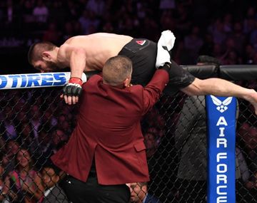 Khabib, sacado tras retener el cinturón