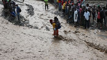 Personas intentan cruzar el río La Digue, en Haití, debido al derrumbe del único puente que conecta con el sur, tras el paso del huracán Matthew. Personas intentan cruzar el río La Digue, en Haití, debido al derrumbe del único puente que conecta con el sur, tras el paso del huracán Matthew.