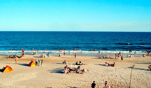 Conmoción en Uruguay: una persona murió por la bacteria de la playa