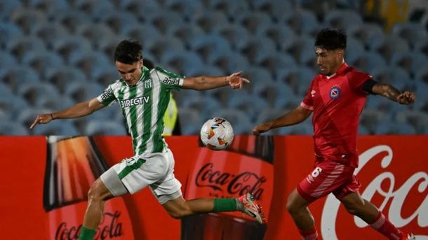 Argentinos perdió 2-1 ante Racing de Montevideo