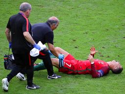 cristiano ronaldo recibio un golpe de payet y abandono la final de la eurocopa entre lagrimas cristiano ronaldo recibio un golpe de payet y abandono la final de la eurocopa entre lagrimas