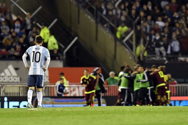 El 10 mira frustrado el festejo venezolano ante un Monumental impávido