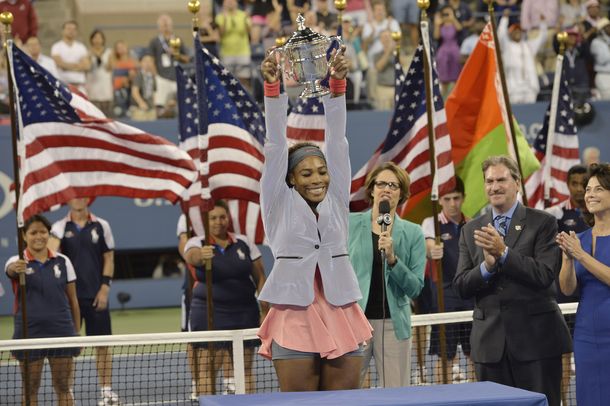 Serena Williams superó a Azarenka y se consagró en su casa