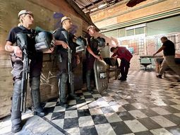 la policia portena desalojo la casona, un predio de costanera sur tomado por mas de 16 anosos la policia portena desalojo la casona, un predio de costanera sur tomado por mas de 16 anosos