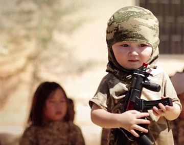 Denuncian que ISIS adoctrina a niños en el uso de armas de fuego