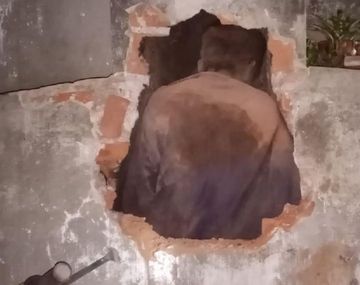 Entró a robar por la chimenea y quedó atrapado: bomberos debieron rescatarlo