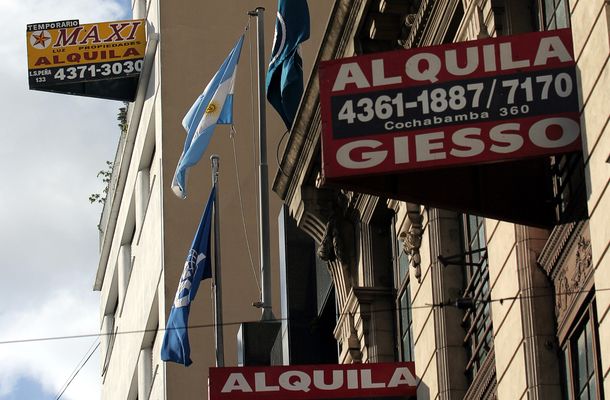 Trampa de las inmobiliarias: cobran más comisiones de las permitidas por ley