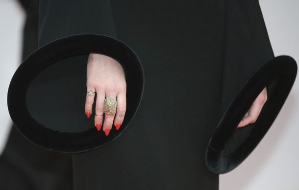 Sorpresa: Miley Cyrus apareció vestida de pies a cabeza