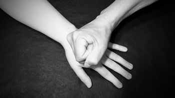 Un hombre simuló el suicidio de su mujer pero quedó detenido imputado de homicidio. Un hombre simuló el suicidio de su mujer pero quedó detenido imputado de homicidio.