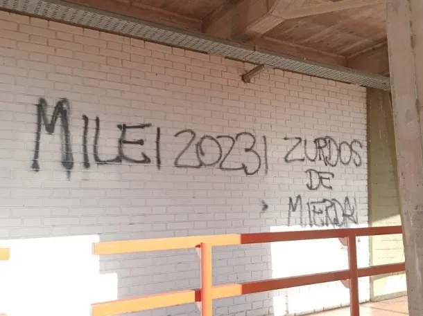 Así amaneció este jueves la Facultad de Ciencias Políticas y Sociales de la UNCuyo