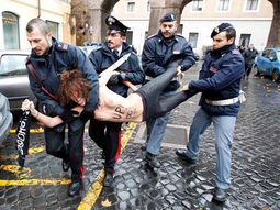 mujeres se desnudaron en el vaticano en plena misa del papa mujeres se desnudaron en el vaticano en plena misa del papa