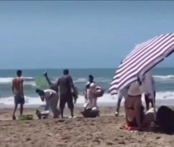 Batalla campal entre vendedores ambulantes y churreros aterró a los turistas en Mar Azul