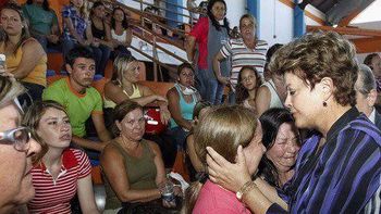 dilma rousseff visito a las victimas de la tragedia en brasil dilma rousseff visito a las victimas de la tragedia en brasil