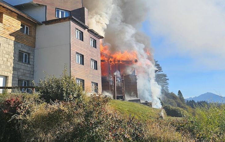 Varias dotaciones de los Bomberos Voluntarios de Bariloche trabajaron intensamente en el lugar para controlar el siniestro.