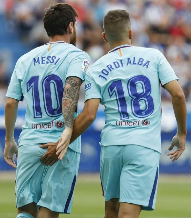 La palmada en la cola de Jordi Alba a Messi