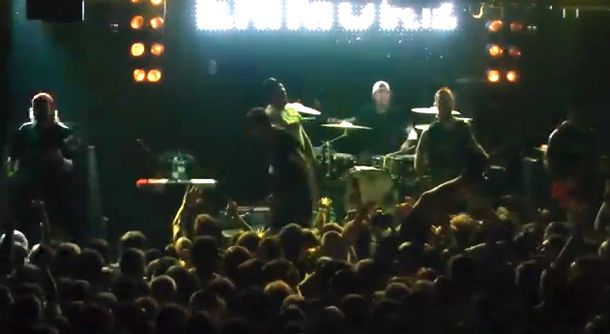 Cantante de una banda de rock se electrocutó en pleno show