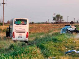 Santa Fe: tres muertos en un choque frontal entre un micro y un auto