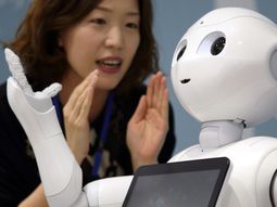 un robot ya lllego a una escuela de japon un robot ya lllego a una escuela de japon
