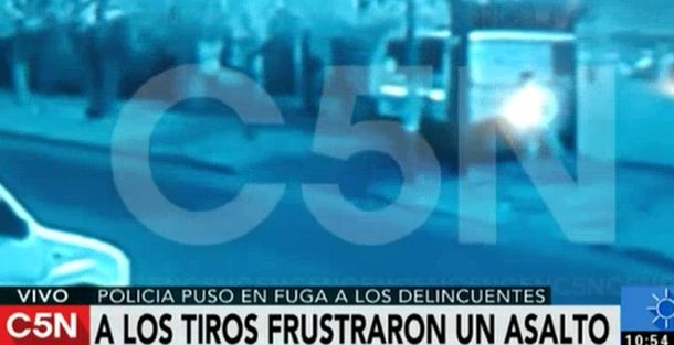 VIDEO: Impresionante tiroteo cuerpo a cuerpo entre policía y ladrón