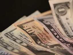 El dólar opera con altibajos en Uruguay. El dólar opera con altibajos en Uruguay.