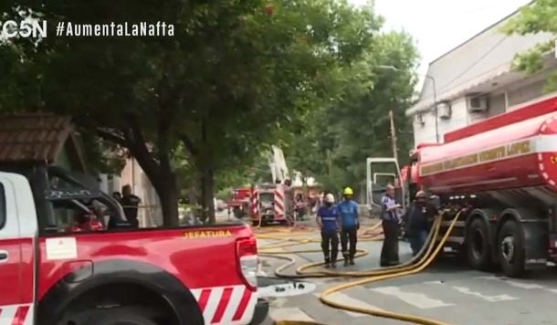 Incendio de una fábrica en Villa Martelli: evacuaron a vecinos por el humo tóxico