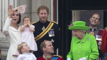 escrachan a la reina de inglaterra cuando reta a su nieto william en un acto publico escrachan a la reina de inglaterra cuando reta a su nieto william en un acto publico