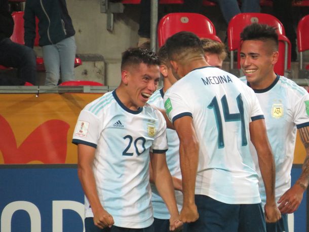 Argentina goleó a Sudáfrica en el debut