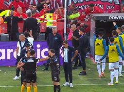 hinchas de independiente lanzaron elementos al banco de racing: rodrigo rey se acerco a calmar hinchas de independiente lanzaron elementos al banco de racing: rodrigo rey se acerco a calmar