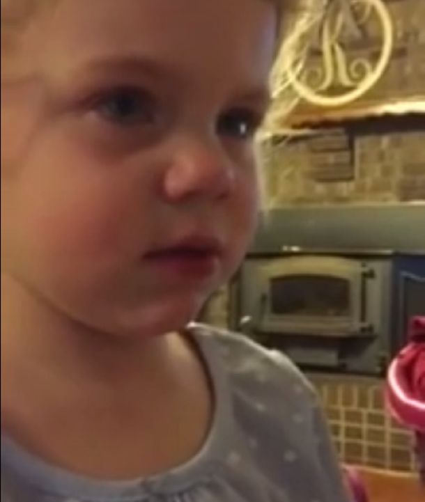 Pura ternura: una nena de 2 años llora desconsolada porque no la dejan tener novio