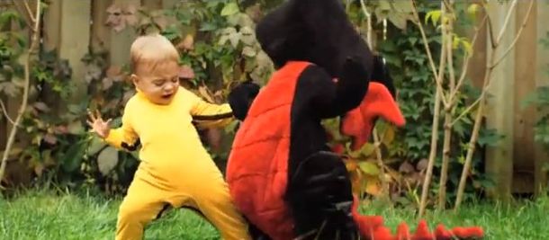 Un bebé karateca pelea contra su dragón de peluche