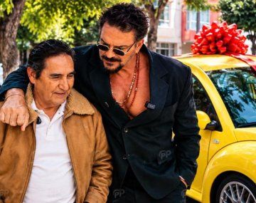 Ricardo Arjona sorprendió con un increíble auto al taxista que inspiró uno de sus mayores éxitos