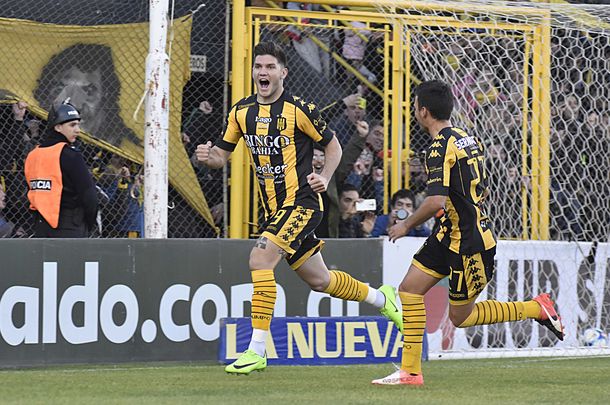 El goleador celebra uno de sus dos tantos